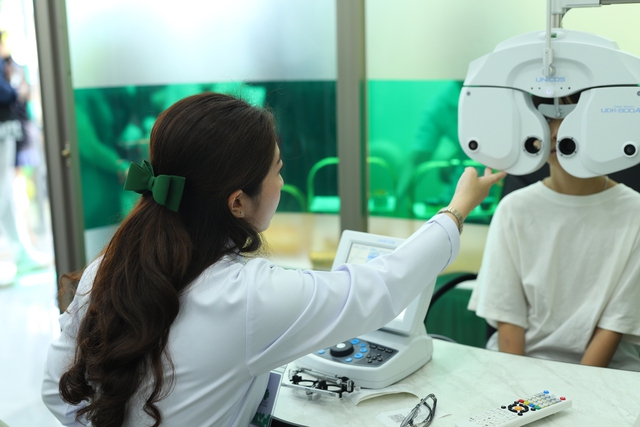 "Phát hiện sớm và can thiệp kịp thời là chìa khóa để hạn chế tối đa nguy cơ biến chứng do cận thị nặng"- Ảnh 4.