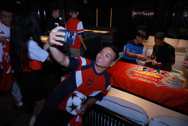 Cựu sao Arsenal Theo Walcott bất ngờ xuất hiện tại Việt Nam, giao lưu cùng fan cực tình cảm- Ảnh 7.