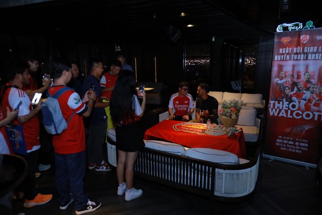 Cựu sao Arsenal Theo Walcott bất ngờ xuất hiện tại Việt Nam, giao lưu cùng fan cực tình cảm- Ảnh 1.