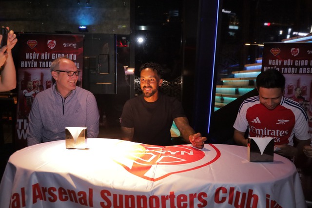 Cựu sao Arsenal Theo Walcott bất ngờ xuất hiện tại Việt Nam, giao lưu cùng fan cực tình cảm- Ảnh 2.