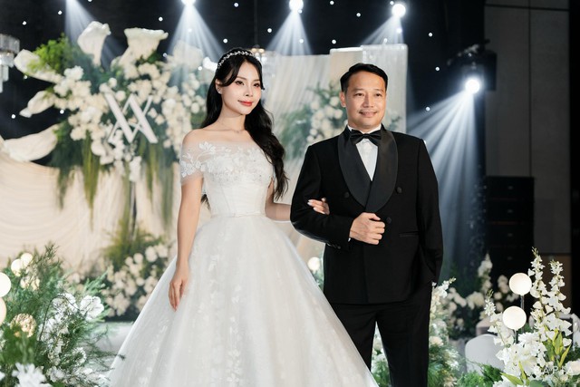 Ảnh nét căng đám cưới HLV Vũ Hồng Việt và BTV của VTV, chú rể U50 vẫn bảnh bao, visual cô dâu gây sốt- Ảnh 1. Ảnh nét căng đám cưới HLV Vũ Hồng Việt và BTV của VTV, chú rể U50 vẫn bảnh bao, visual cô dâu gây sốt- Ảnh 1.