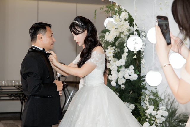 Ảnh nét căng đám cưới HLV Vũ Hồng Việt và BTV của VTV, chú rể U50 vẫn bảnh bao, visual cô dâu gây sốt- Ảnh 3. Ảnh nét căng đám cưới HLV Vũ Hồng Việt và BTV của VTV, chú rể U50 vẫn bảnh bao, visual cô dâu gây sốt- Ảnh 3.