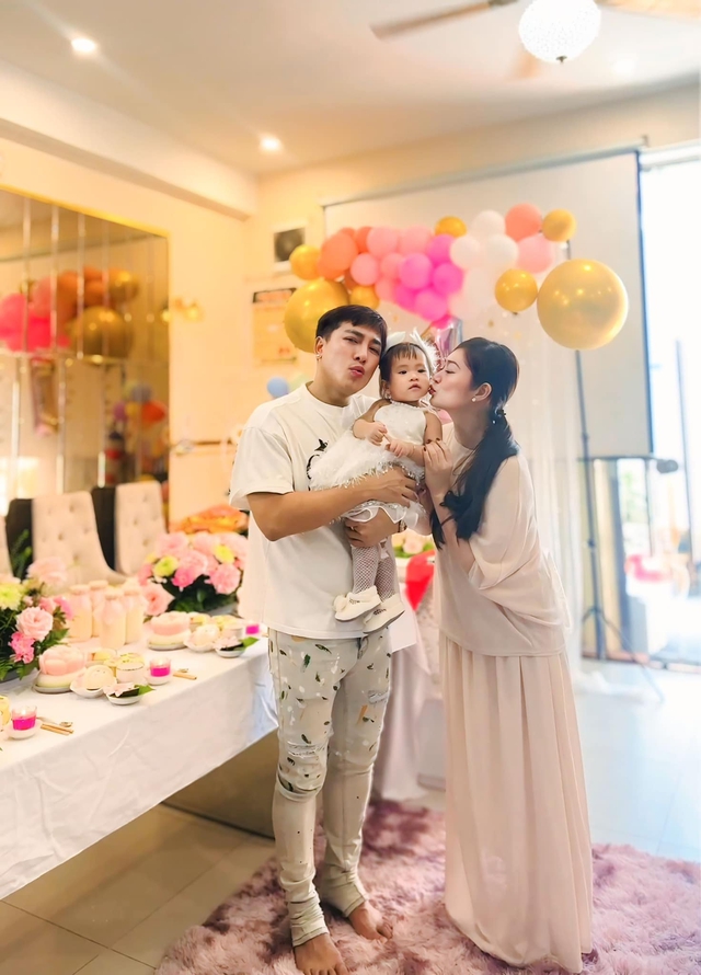 Thanh Trúc tổ chức lễ thôi nôi cho con: 2 món đồ bé Kỳ Kỳ chọn nói gì về tương lai?- Ảnh 4. Thanh Trúc tổ chức lễ thôi nôi cho con: 2 món đồ bé Kỳ Kỳ chọn nói gì về tương lai?- Ảnh 4.