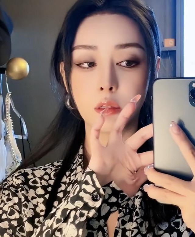 30 tỷ, 8 năm phẫu thuật, làm đám cưới với bác sĩ thẩm mỹ, số phận hot girl xinh đẹp nay ra sao?- Ảnh 8. 30 tỷ, 8 năm phẫu thuật, làm đám cưới với bác sĩ thẩm mỹ, số phận hot girl xinh đẹp nay ra sao?- Ảnh 8.
