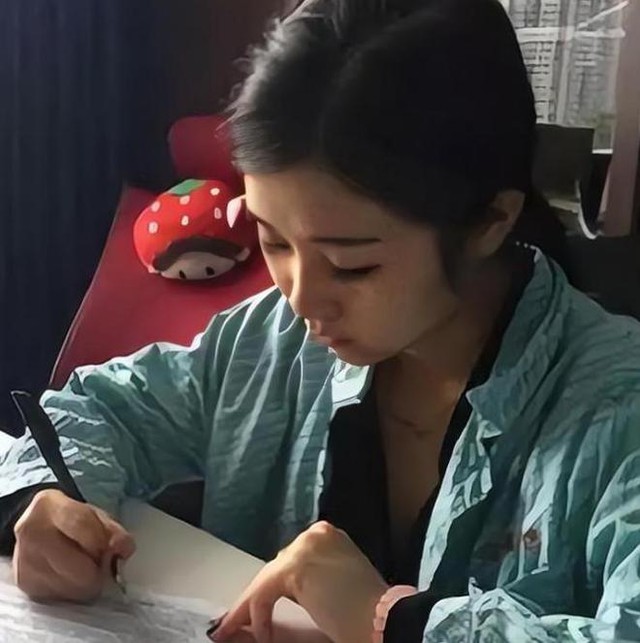 30 tỷ, 8 năm phẫu thuật, làm đám cưới với bác sĩ thẩm mỹ, số phận hot girl xinh đẹp nay ra sao?- Ảnh 3. 30 tỷ, 8 năm phẫu thuật, làm đám cưới với bác sĩ thẩm mỹ, số phận hot girl xinh đẹp nay ra sao?- Ảnh 3.