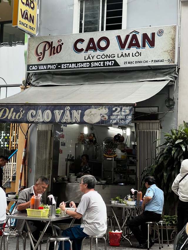 Phường Sài Gòn: Có 2 hàng phở nấu suốt 1 thập kỷ, quán hủ tiếu “người yêu cũ” khiến sao Việt ghé đến hoài- Ảnh 2.