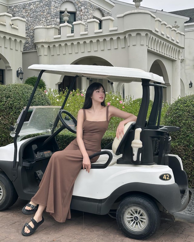 10 outfit từ mỹ nhân Việt giúp chị em chạm đỉnh cao mặc đồ tối giản- Ảnh 5.