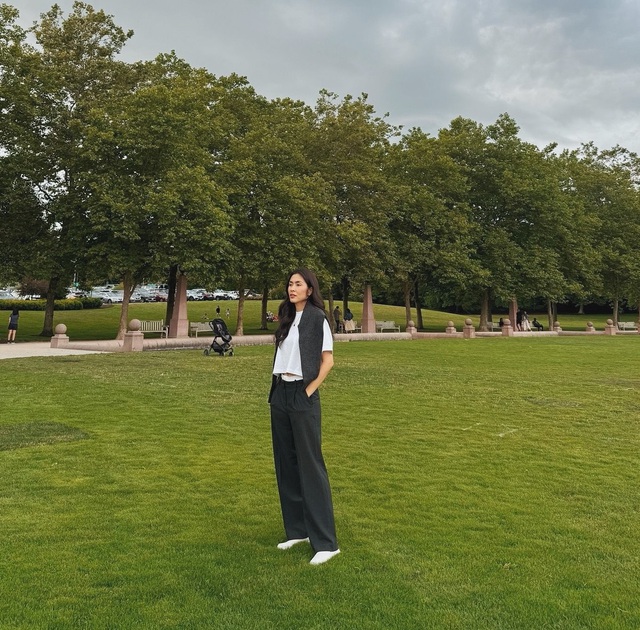 10 outfit từ mỹ nhân Việt giúp chị em chạm đỉnh cao mặc đồ tối giản- Ảnh 2.