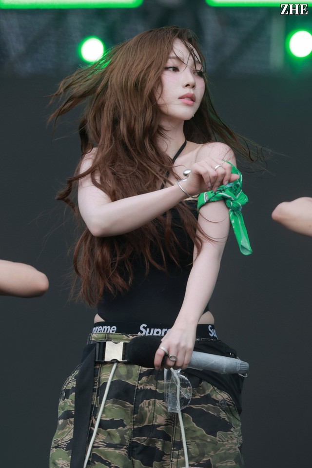 Karina khoe visual sáng như tiên tử ở WATERBOMB, “barbie xứ Hàn” đem cả ca khúc chưa ra mắt lên sân khấu- Ảnh 4.