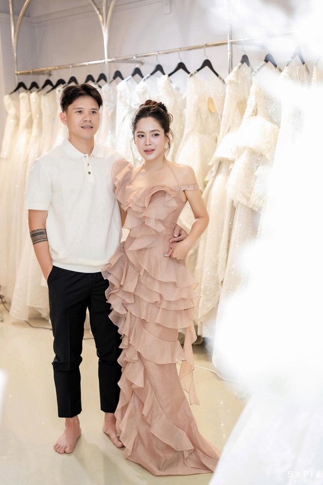 Vừa xây nhà bạc tỉ, trung vệ ĐT Việt Nam cưới luôn mẹ đơn thân, dàn sao Văn Toàn, Bùi Tiến Dũng chúc mừng- Ảnh 4.