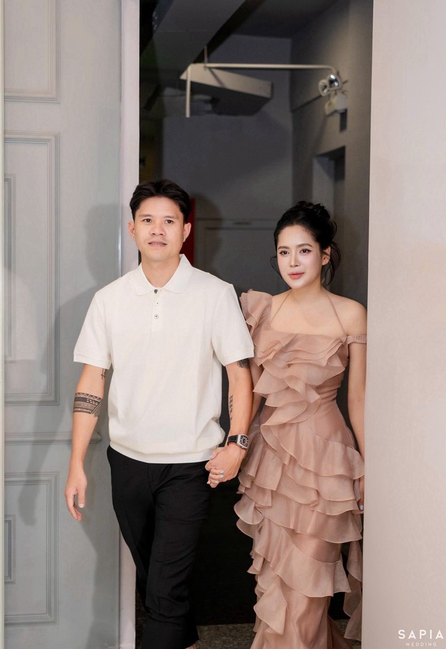 Vừa xây nhà bạc tỉ, trung vệ ĐT Việt Nam cưới luôn mẹ đơn thân, dàn sao Văn Toàn, Bùi Tiến Dũng chúc mừng- Ảnh 5.