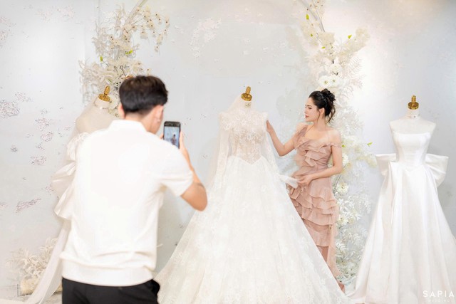 Vừa xây nhà bạc tỉ, trung vệ ĐT Việt Nam cưới luôn mẹ đơn thân, dàn sao Văn Toàn, Bùi Tiến Dũng chúc mừng- Ảnh 6.