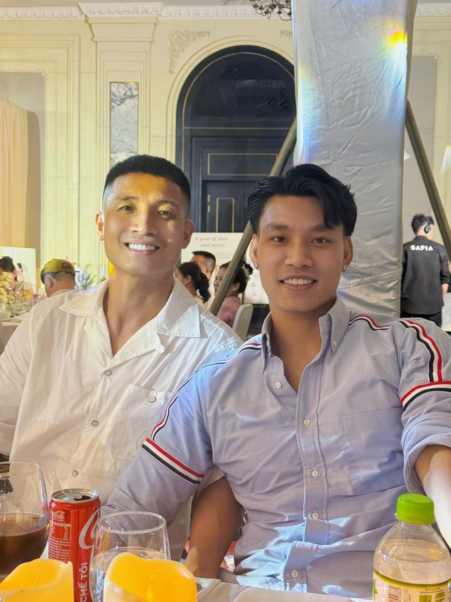 Văn Toàn được "cầu hôn" trong đám cưới trung vệ ĐT Việt Nam, dàn WAGs Kỳ Hân, Trần Bích Hạnh đọ sắc khét lẹt- Ảnh 7.