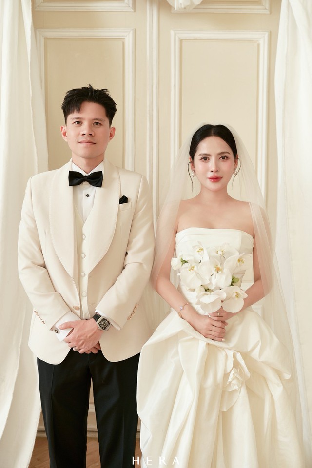 Vừa xây nhà bạc tỉ, trung vệ ĐT Việt Nam cưới luôn mẹ đơn thân, dàn sao Văn Toàn, Bùi Tiến Dũng chúc mừng- Ảnh 1.