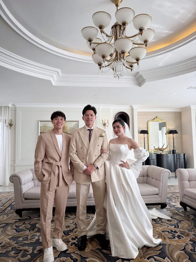 Văn Toàn được "cầu hôn" trong đám cưới trung vệ ĐT Việt Nam, dàn WAGs Kỳ Hân, Trần Bích Hạnh đọ sắc khét lẹt- Ảnh 1.
