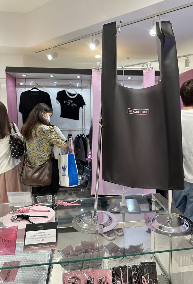 BLACKPINK bán bao nylon giá nửa triệu, fan ngỡ ngàng- Ảnh 1.