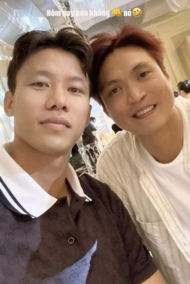 Văn Toàn được "cầu hôn" trong đám cưới trung vệ ĐT Việt Nam, dàn WAGs Kỳ Hân, Trần Bích Hạnh đọ sắc khét lẹt- Ảnh 6.