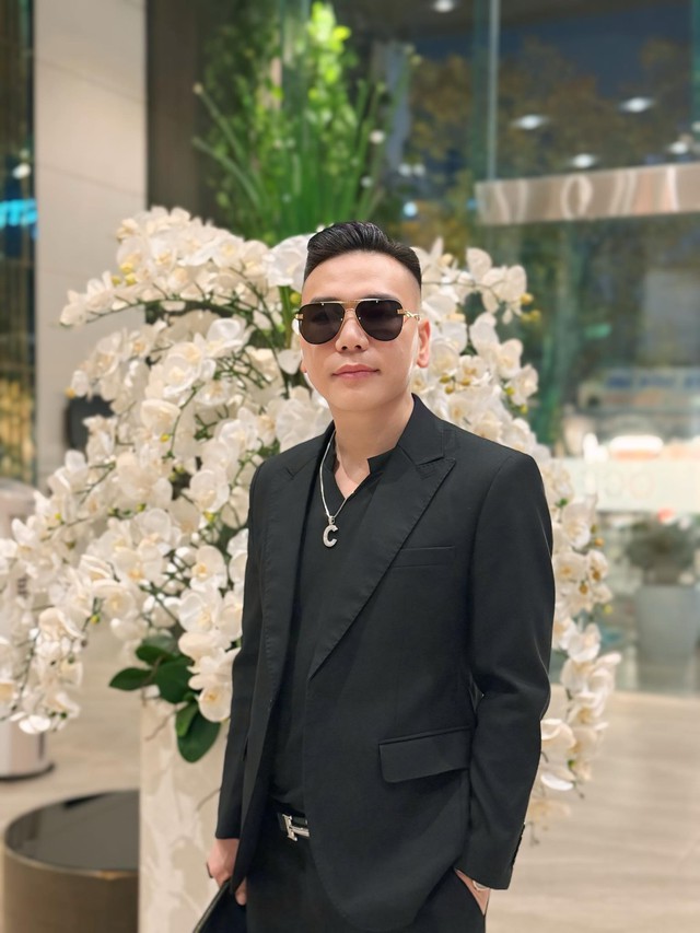 Rầm rộ hình ảnh nam ca sĩ Vbiz từng ngồi tù nay "ngựa quen đường cũ": Người trong cuộc nói gì? - Ảnh 2.