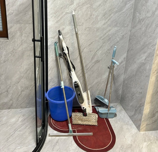 Sàn nhà bốc mùi tanh như cá chết dù vừa lau, phát hiện sự thật tôi cứng đơ người!- Ảnh 1.