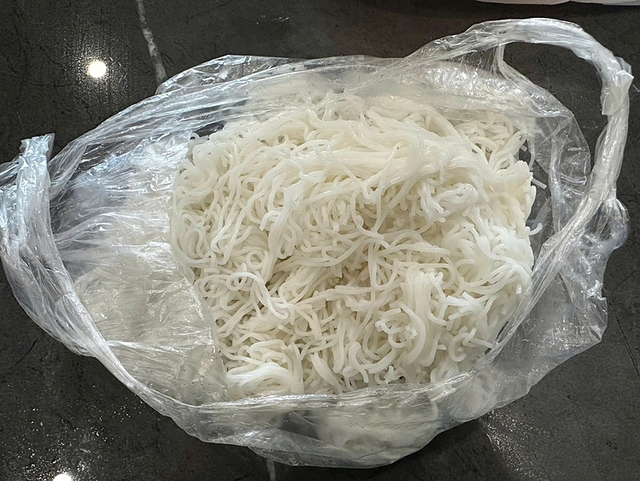 Vụ bún tươi đổi màu đỏ lòm như máu: 6 CẢNH BÁO đến người tiêu dùng để tránh "bệnh từ miệng vào"- Ảnh 3. Vụ bún tươi đổi màu đỏ lòm như máu: 6 CẢNH BÁO đến người tiêu dùng để tránh "bệnh từ miệng vào"- Ảnh 3.