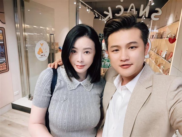 Phản ứng của nữ thần sexy số 1 showbiz khi phát hiện chồng "ăn nem" khiến dân tình trợn tròn mắt- Ảnh 2. Phản ứng của nữ thần sexy số 1 showbiz khi phát hiện chồng "ăn nem" khiến dân tình trợn tròn mắt- Ảnh 2.