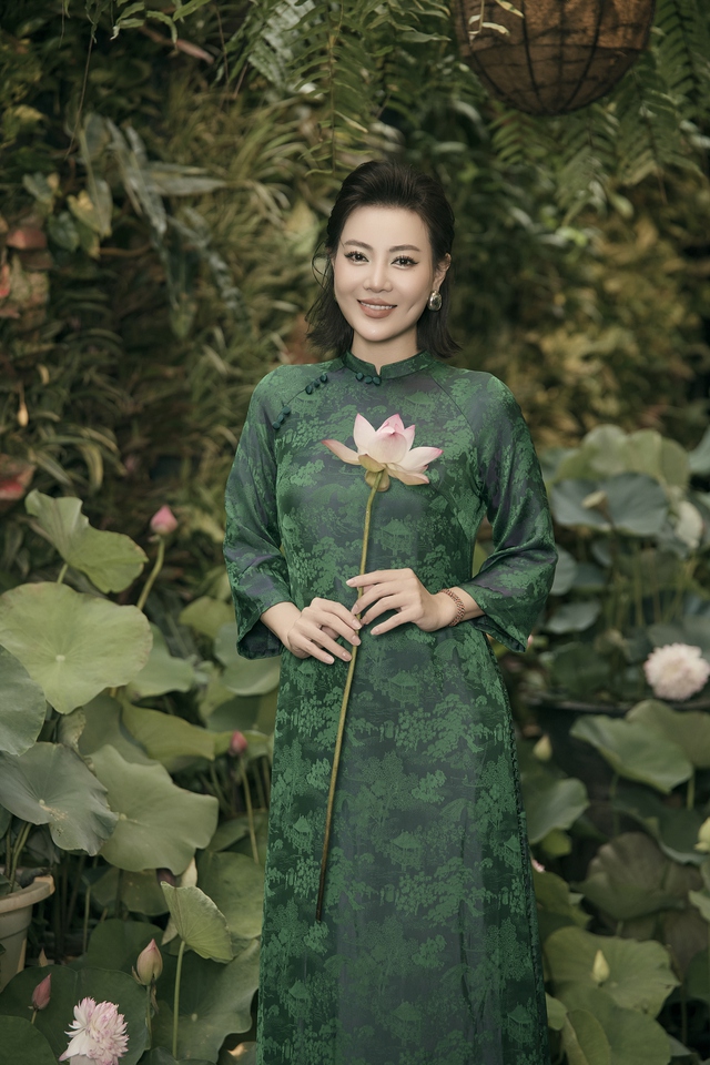 Hương Ly và Minh Anh làm “nàng thơ” giữa vườn sen mộng mị trong show áo dài của Cao Minh Tiến- Ảnh 7.