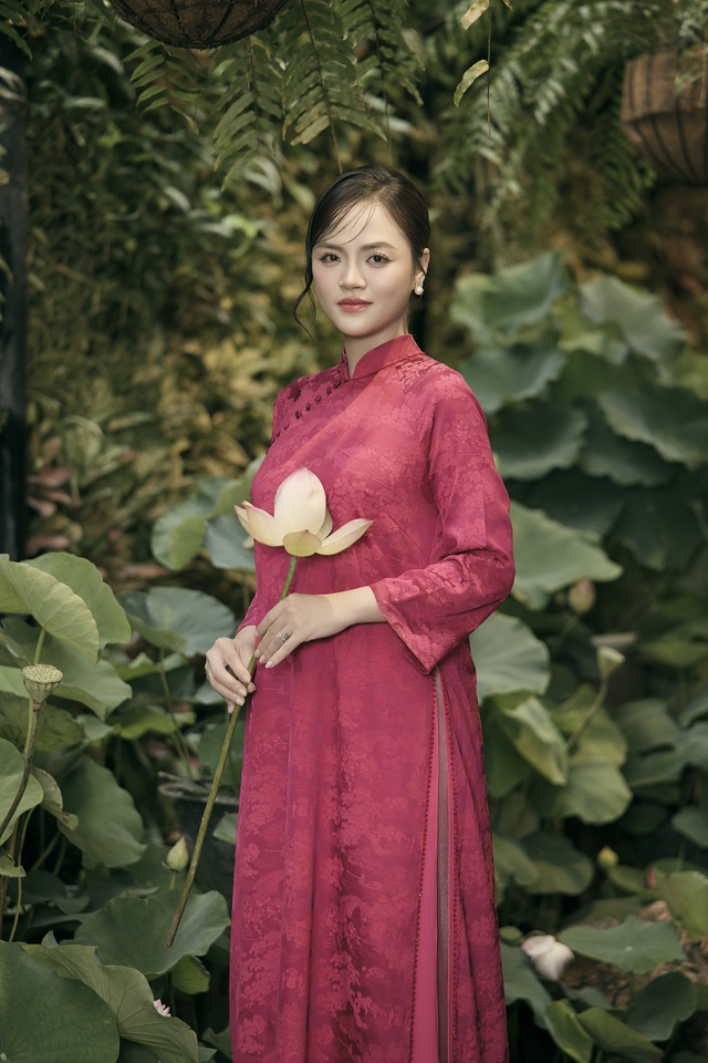 Hương Ly và Minh Anh làm “nàng thơ” giữa vườn sen mộng mị trong show áo dài của Cao Minh Tiến- Ảnh 8.