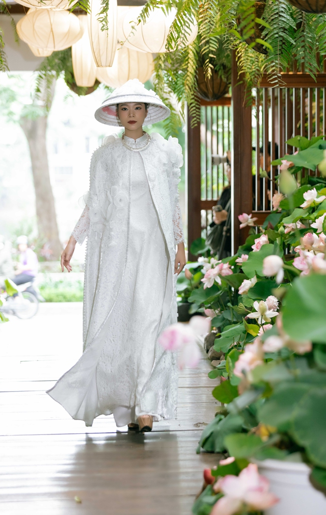 Hương Ly và Minh Anh làm “nàng thơ” giữa vườn sen mộng mị trong show áo dài của Cao Minh Tiến- Ảnh 3.