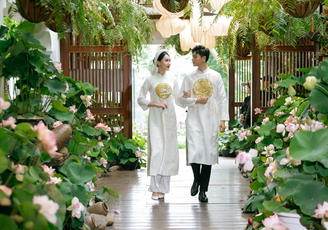 Hương Ly và Minh Anh làm “nàng thơ” giữa vườn sen mộng mị trong show áo dài của Cao Minh Tiến- Ảnh 4.