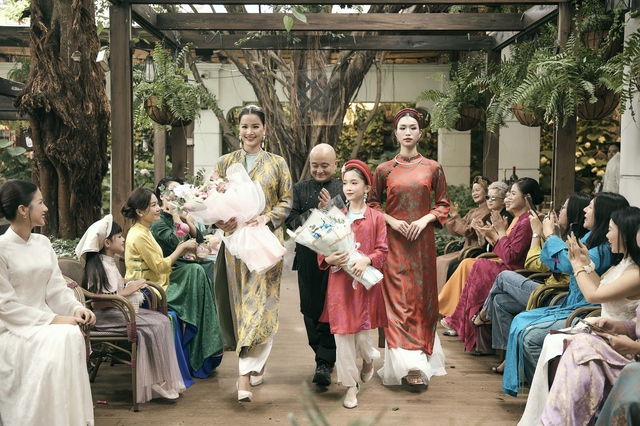 Hương Ly và Minh Anh làm “nàng thơ” giữa vườn sen mộng mị trong show áo dài của Cao Minh Tiến- Ảnh 6.