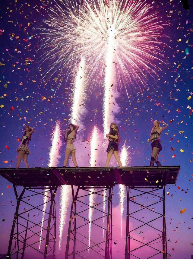 Cảnh tượng xấu xí trong concert BLACKPINK: Khán giả chen lấn hỗn loạn, hắt “nước bẩn” để trả thù- Ảnh 1.