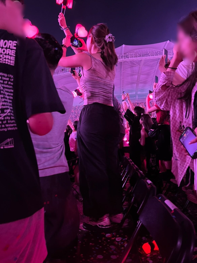 Cảnh tượng xấu xí trong concert BLACKPINK: Khán giả chen lấn hỗn loạn, hắt “nước bẩn” để trả thù- Ảnh 4.