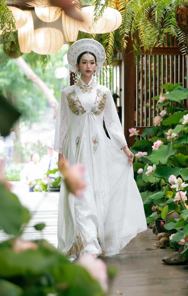 Hương Ly và Minh Anh làm “nàng thơ” giữa vườn sen mộng mị trong show áo dài của Cao Minh Tiến- Ảnh 1.