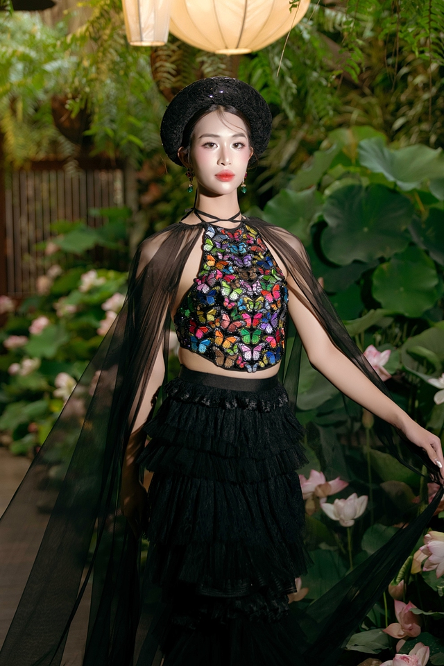 Hương Ly và Minh Anh làm “nàng thơ” giữa vườn sen mộng mị trong show áo dài của Cao Minh Tiến- Ảnh 2.