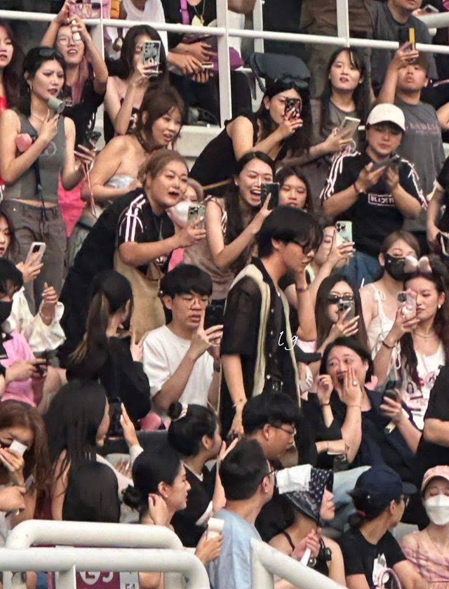 Màn lộ diện gây bão của thành viên BTS và mối quan hệ giữa các “đỉnh lưu” Kpop với BLACKPINK- Ảnh 7.