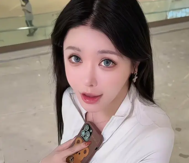 Lấy nước mắt để "câu view", nữ streamer gặp "quả báo" không lường trước- Ảnh 3. Lấy nước mắt để "câu view", nữ streamer gặp "quả báo" không lường trước- Ảnh 3.