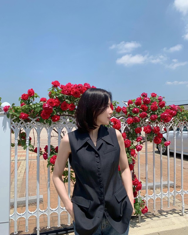 Phụ nữ trên 45 tuổi không cần phối đồ cầu kỳ, cứ mặc đơn giản như Lee Bo Young là xuất sắc- Ảnh 10.