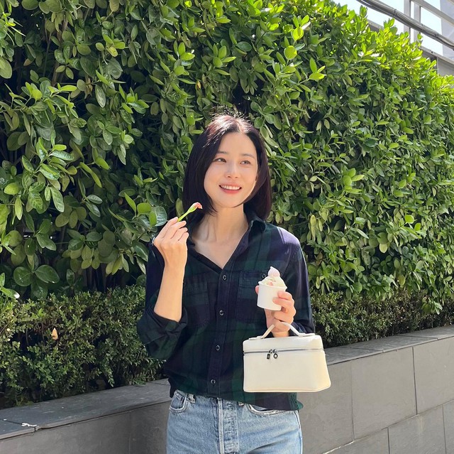 Phụ nữ trên 45 tuổi không cần phối đồ cầu kỳ, cứ mặc đơn giản như Lee Bo Young là xuất sắc- Ảnh 9.