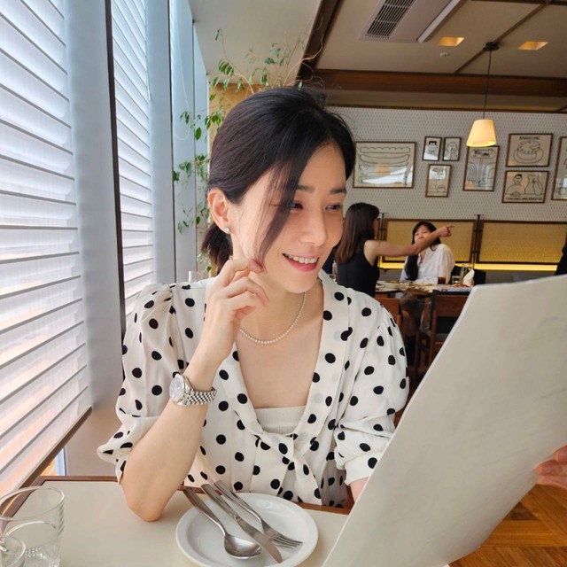 Phụ nữ trên 45 tuổi không cần phối đồ cầu kỳ, cứ mặc đơn giản như Lee Bo Young là xuất sắc- Ảnh 8.