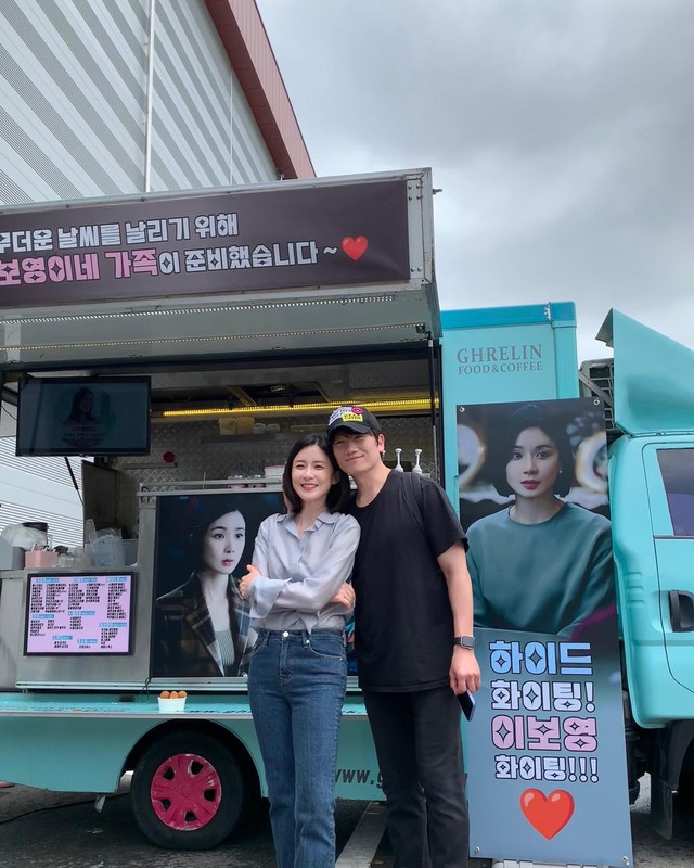 Phụ nữ trên 45 tuổi không cần phối đồ cầu kỳ, cứ mặc đơn giản như Lee Bo Young là xuất sắc- Ảnh 7.