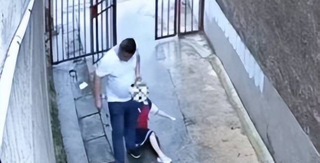Người đàn ông bắt cóc, kéo lê bé gái dưới mưa nhưng chỉ bị giam giữ 15 ngày: Lý do gây phẫn nộ!- Ảnh 1. Người đàn ông bắt cóc, kéo lê bé gái dưới mưa nhưng chỉ bị giam giữ 15 ngày: Lý do gây phẫn nộ!- Ảnh 1.