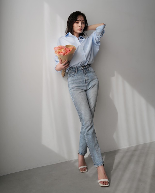 Mặc đẹp mỗi ngày với 10 cách diện áo sơ mi trơn chuẩn thanh lịch, trẻ trung cho mọi độ tuổi- Ảnh 9.
