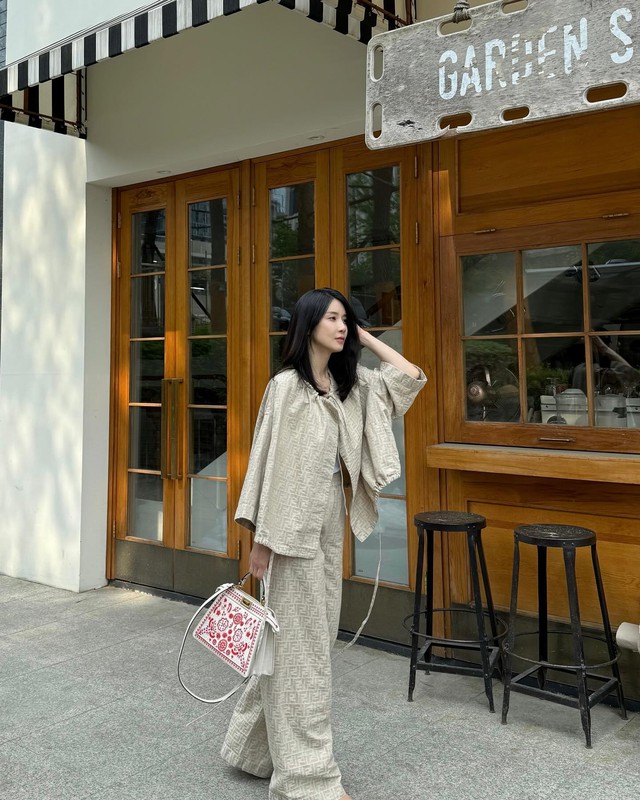 Phụ nữ trên 45 tuổi không cần phối đồ cầu kỳ, cứ mặc đơn giản như Lee Bo Young là xuất sắc- Ảnh 3.