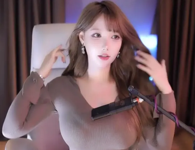 Hot streamer "top 1 server" lộ mặt mộc trên live, người xem chỉ biết thốt lên 2 từ "vỡ mộng"- Ảnh 1.
