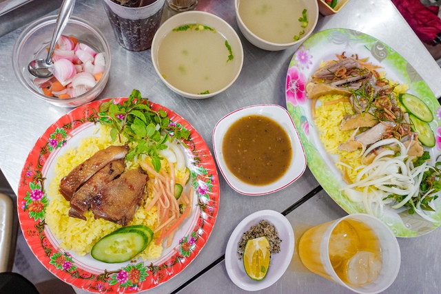 Hàng cơm gà "fomo" ở Đà Nẵng khiến du khách "sợ bỏ lỡ", Tina Thảo Thi cũng trầm trồ vì 1 chi tiết- Ảnh 3.