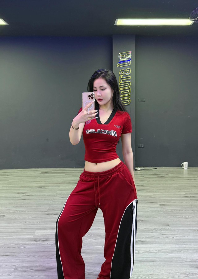 Hút hơn 5 triệu view chỉ sau một video "tutorial", hot TikToker khiến anh em game thủ không thể rời mắt- Ảnh 3.