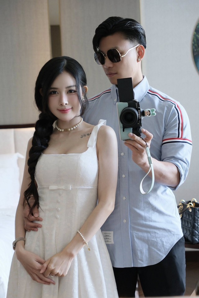 Văn Thanh tình tứ bên bạn gái "trâm anh thế phiệt", gây chú ý ở lễ cưới tuyển thủ Việt Nam và mẹ đơn thân- Ảnh 2.