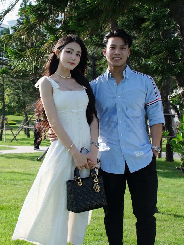 Văn Thanh tình tứ bên bạn gái "trâm anh thế phiệt", gây chú ý ở lễ cưới tuyển thủ Việt Nam và mẹ đơn thân- Ảnh 1.