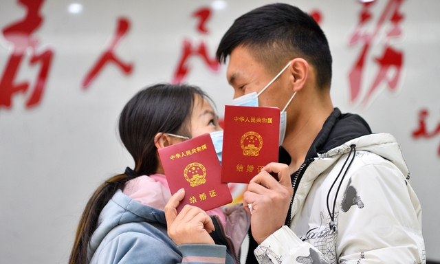 Nỗi lòng của các chàng trai Trung Quốc trước 1001 khó khăn khi kết hôn và lối thoát lệch lạc mang tên "Hồng Tỷ"- Ảnh 1.