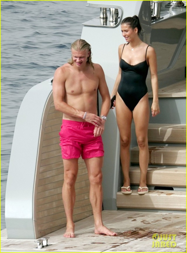 Paparazzi tóm dính nàng WAG bí mật sinh con cho cầu thủ nổi tiếng, giờ lộ diện với bikini nóng bỏng hơn mùa hè- Ảnh 1.